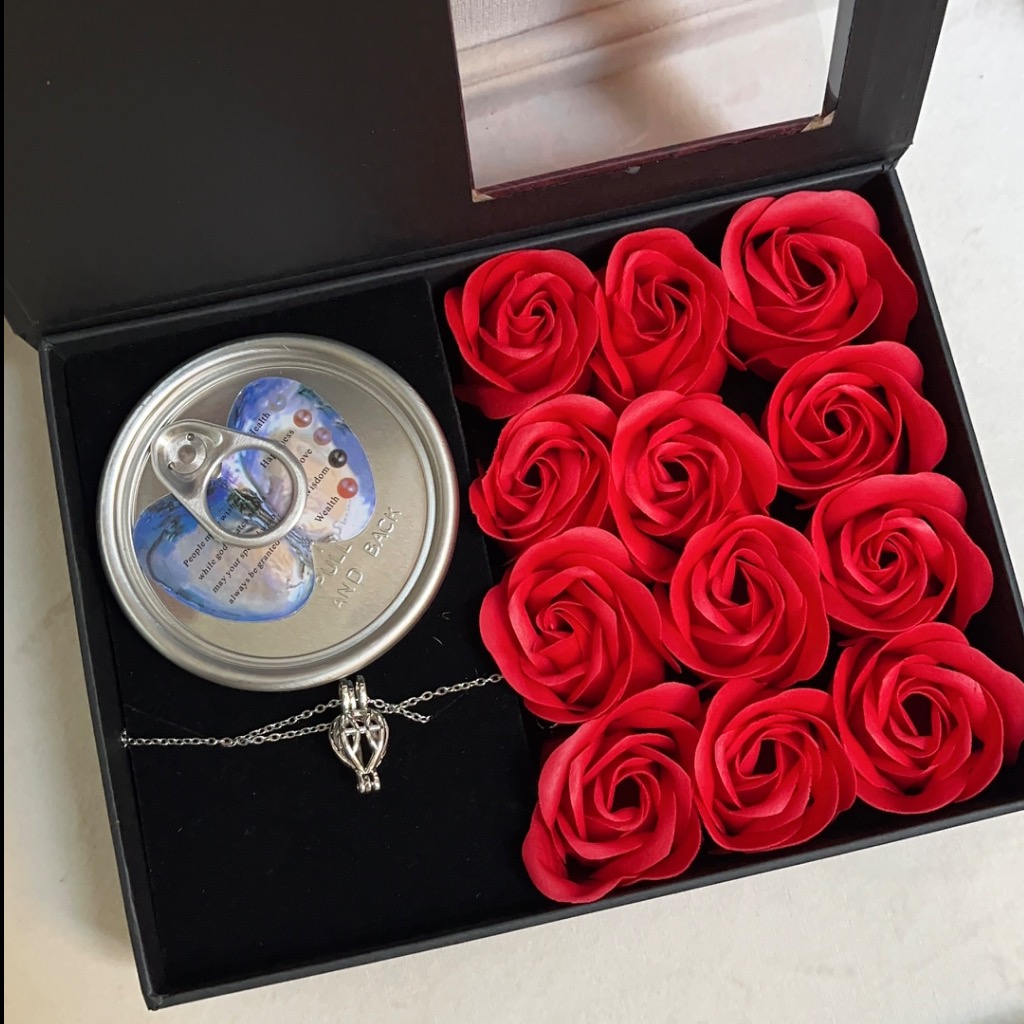 گردنبند مروارید عشق با جعبه گل رز مدل...